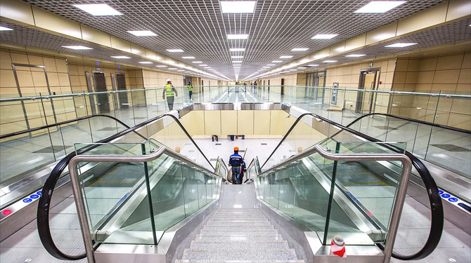 Металлические подвесные потолки в торговом центре