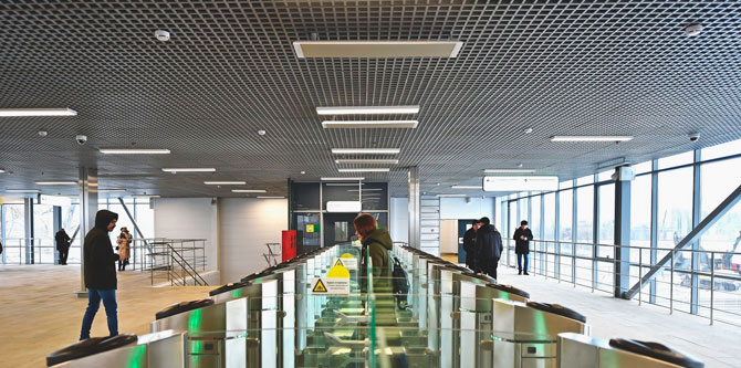 Металлический подвесной потолок Албес в центре пересадки городского пассажирского транспорта